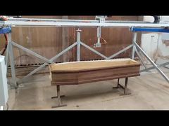 Afwerkingssysteem voor houten uitvaartproducten